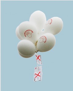 Mehrere Luftballons mit Postkarten »Kein Gift in unsere Erde«