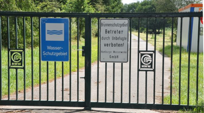 Tor zur Wasserkunst am Gammer Weg mit HWW-Emblemen und Schildern "Wasserschutzgebiet" und "Brunnenschutzgebiet"