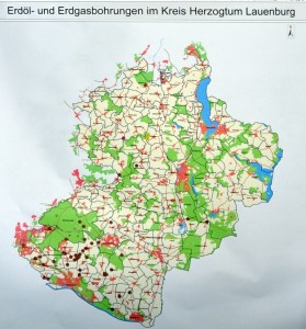 Karte: Bis in die 1950er-Jahre betriebene Öl- (braun) und Gasförderstellen (gelb) im Kreis Herzogtum Lauenburg