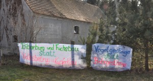 Protestbanner in Dunkelhäuser, Oberlausitz: Die Ablehnung der Erkundung und Förderung von Kupfer aus dem Untergrund ist massiv.