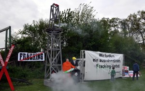Installation: Landeswirtschaftminister Olaf Lies im Verbund mit der Frack-Industrie am Bohrturm