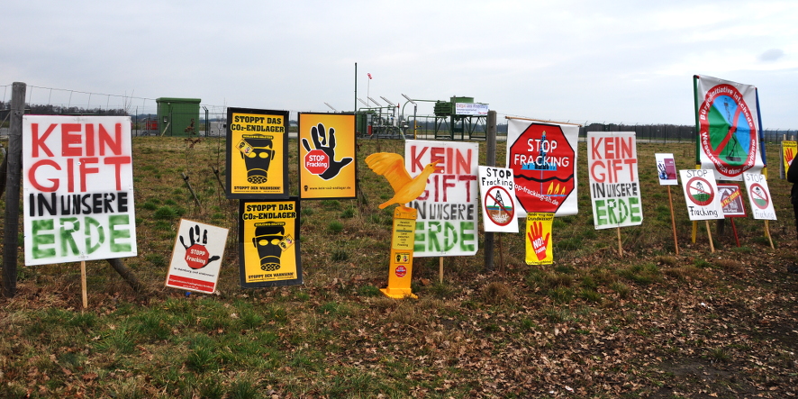 Betriebsplatz Bötersen Z11, im Vordergrund Protestschilder gegen Fracking