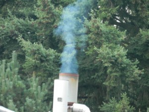 Die Rauchentwicklung an dieser Glykol-Regenerationsanlage weist auf eine Fehlfunktion und austretende, giftige Gase hin.