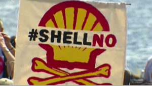 Hunderte Kajaks hatten im Sommer versucht, Shells Flotte am Auslaufen zu hindern.