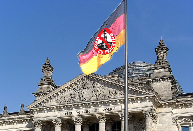 Einheitsflagge mit anti-Fracking-Logo vor dem Bundestag