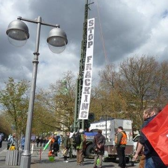 Stop Fracking-Banner am "Bohrturm"