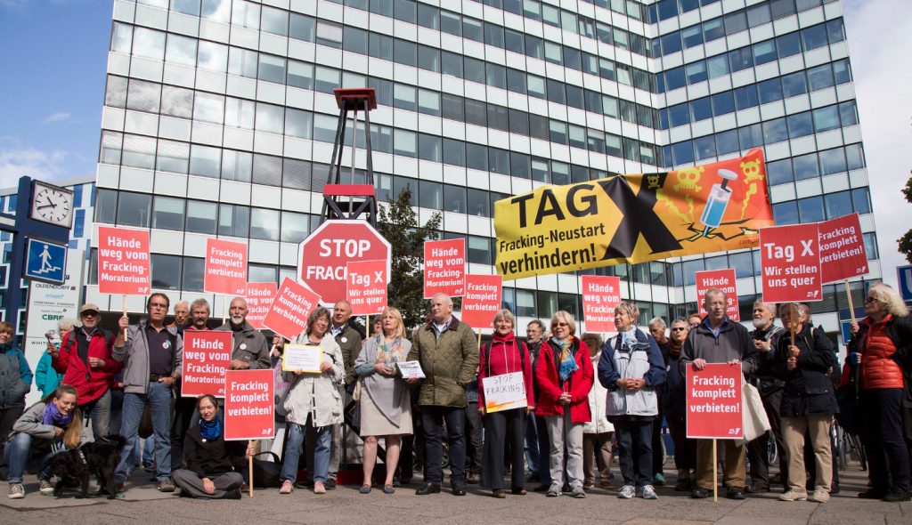 Vor dem ersten Unilever-Gebäude in Hamburg: Anti-Fracking-Aktivisten warnen vor Neu-Beginn des Frackings in Deutschland.